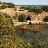 Il �lago� � collegato all�Adriatico attraverso una cavit� sotterranea: una sorta di grotta che nasconde un canale...